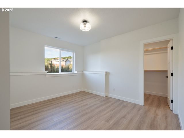 120 CRESCENT St, Tillamook, OR 97141