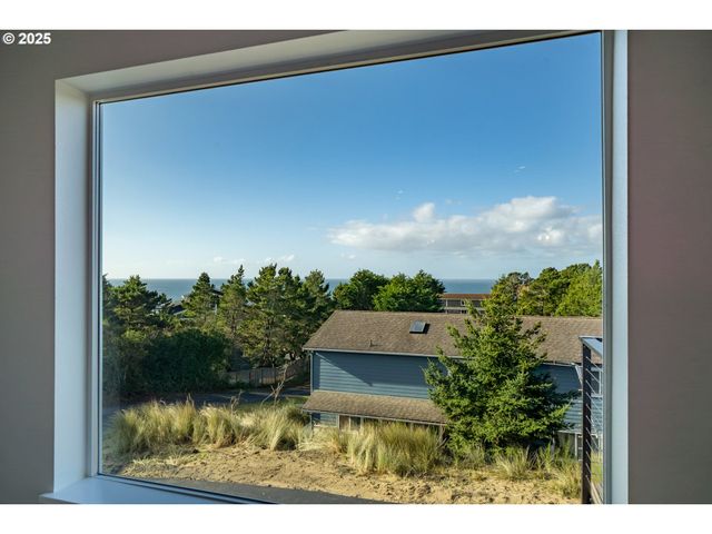 120 CRESCENT St, Tillamook, OR 97141