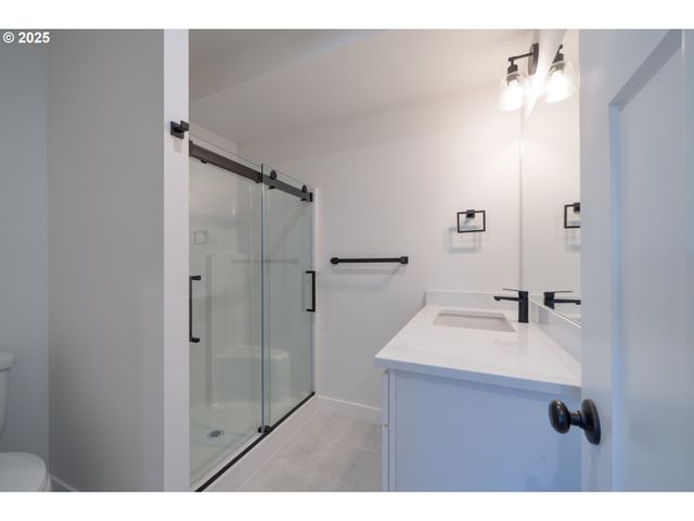 120 CRESCENT St, Tillamook, OR 97141