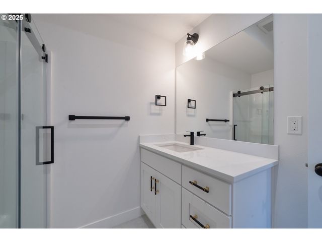 120 CRESCENT St, Tillamook, OR 97141