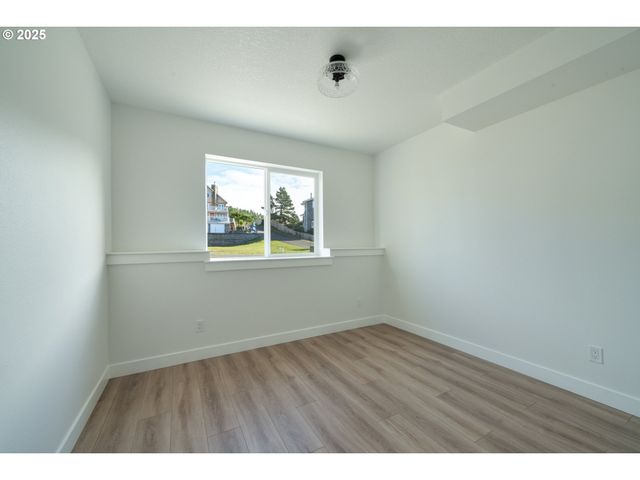 120 CRESCENT St, Tillamook, OR 97141