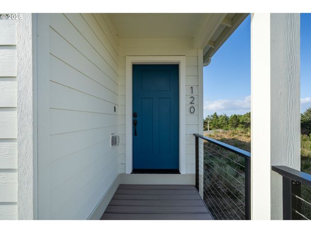 120 CRESCENT St, Tillamook, OR 97141