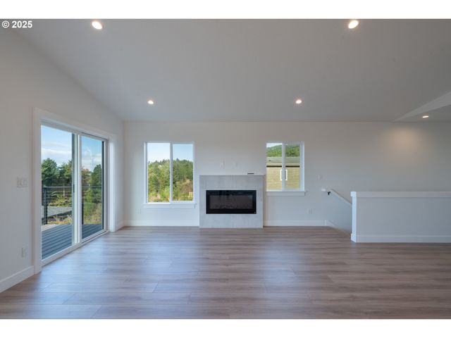 120 CRESCENT St, Tillamook, OR 97141