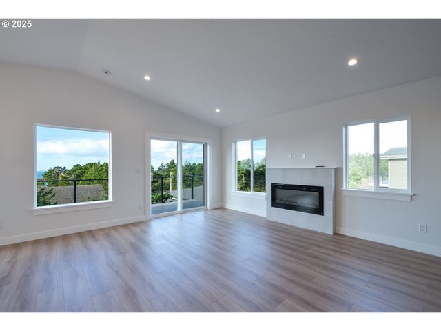 120 CRESCENT St, Tillamook, OR 97141