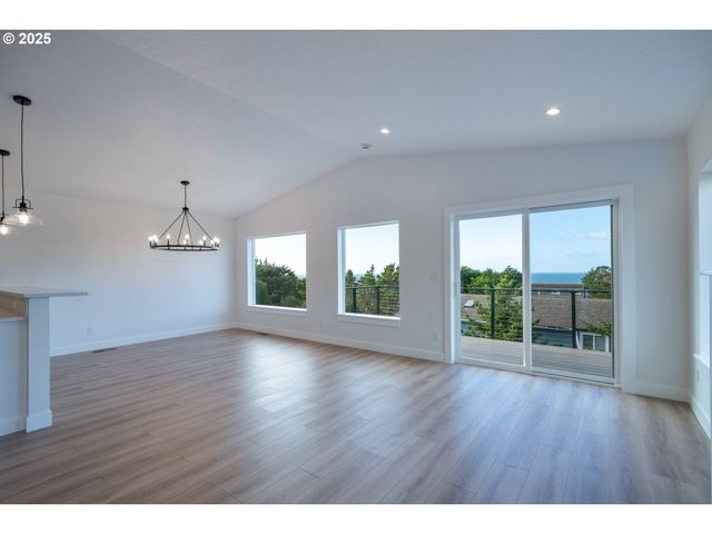 120 CRESCENT St, Tillamook, OR 97141