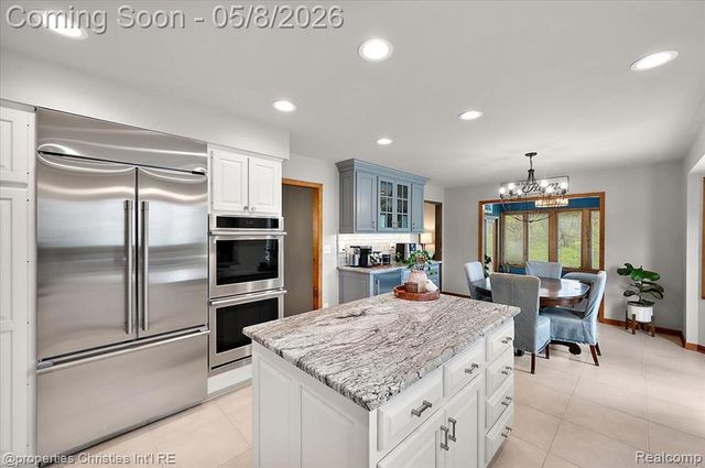 1071 Woodbridge Lane, Rochester, MI 48306
