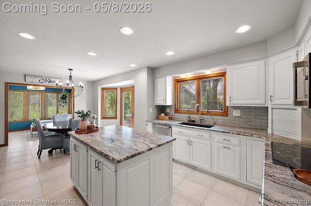 1071 Woodbridge Lane, Rochester, MI 48306