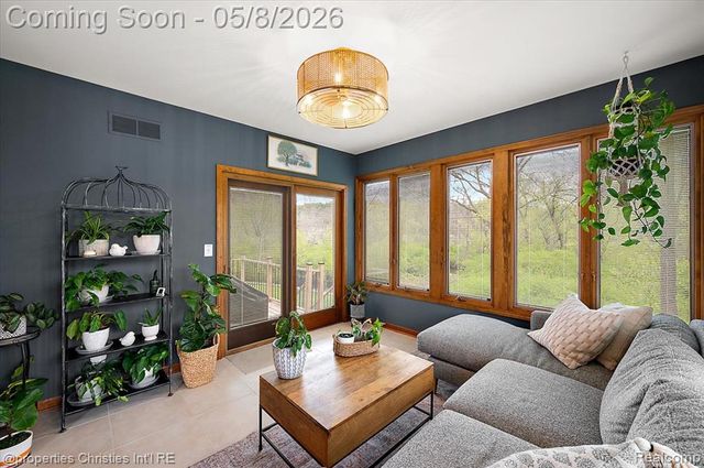 1071 Woodbridge Lane, Rochester, MI 48306
