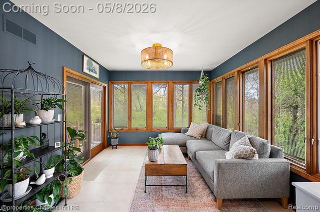 1071 Woodbridge Lane, Rochester, MI 48306