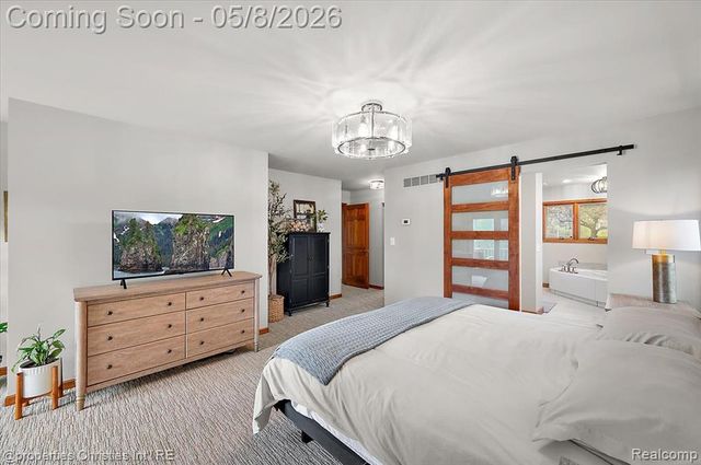 1071 Woodbridge Lane, Rochester, MI 48306