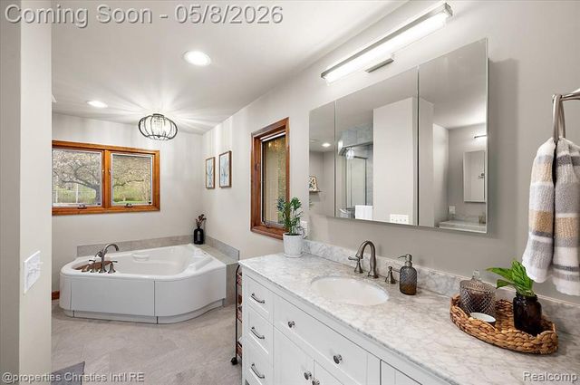 1071 Woodbridge Lane, Rochester, MI 48306