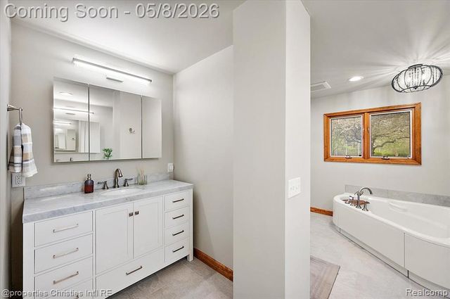 1071 Woodbridge Lane, Rochester, MI 48306
