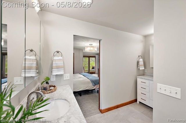 1071 Woodbridge Lane, Rochester, MI 48306