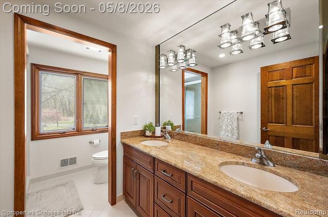 1071 Woodbridge Lane, Rochester, MI 48306