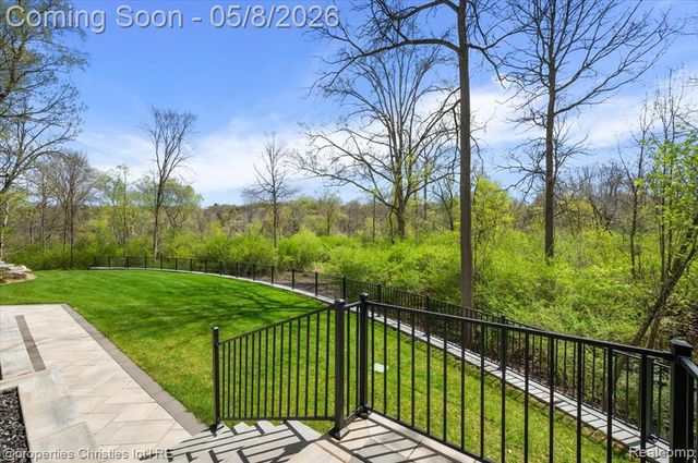 1071 Woodbridge Lane, Rochester, MI 48306