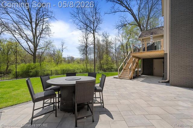1071 Woodbridge Lane, Rochester, MI 48306