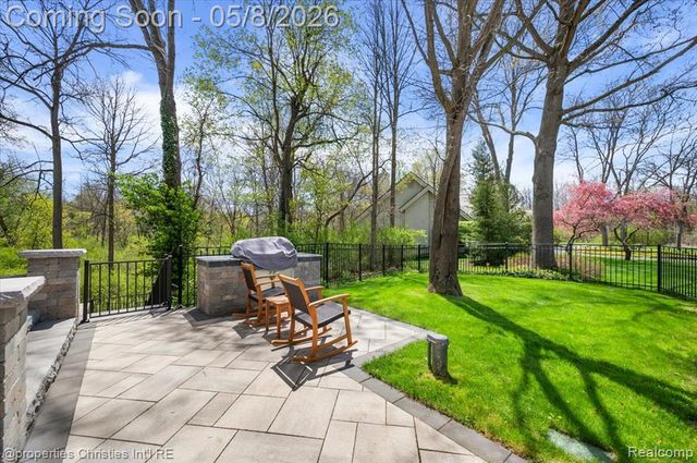 1071 Woodbridge Lane, Rochester, MI 48306