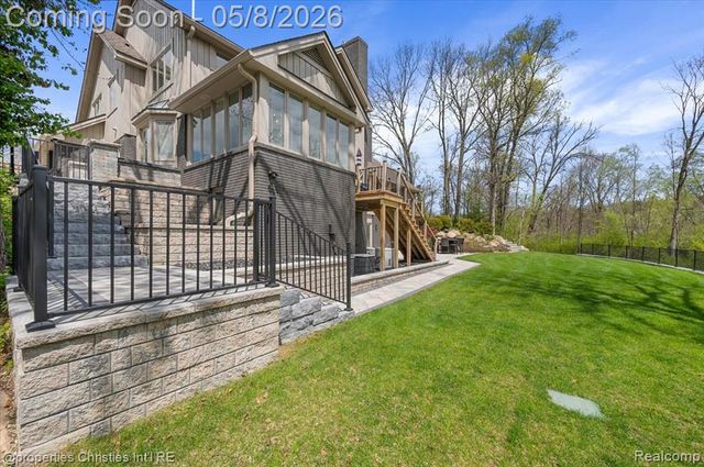 1071 Woodbridge Lane, Rochester, MI 48306