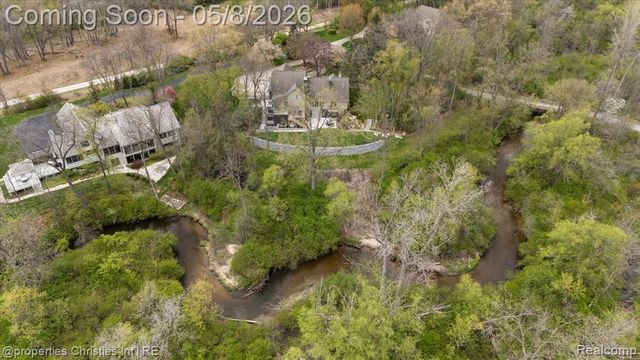 1071 Woodbridge Lane, Rochester, MI 48306