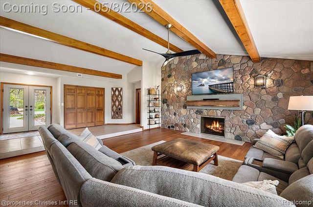 1071 Woodbridge Lane, Rochester, MI 48306