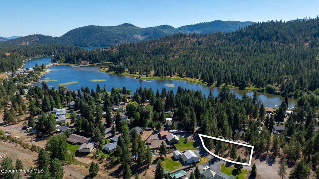 7060 W Tesemini DR, Spirit Lake, ID 83869