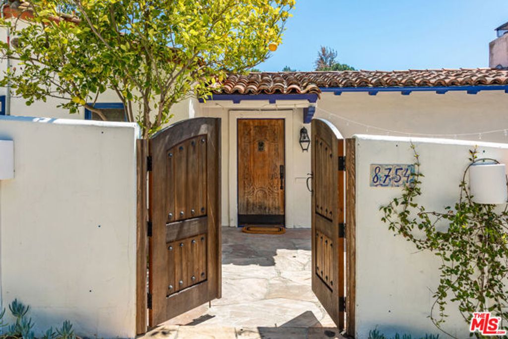 8754 Arlene Terrace, Los Angeles, CA 90046