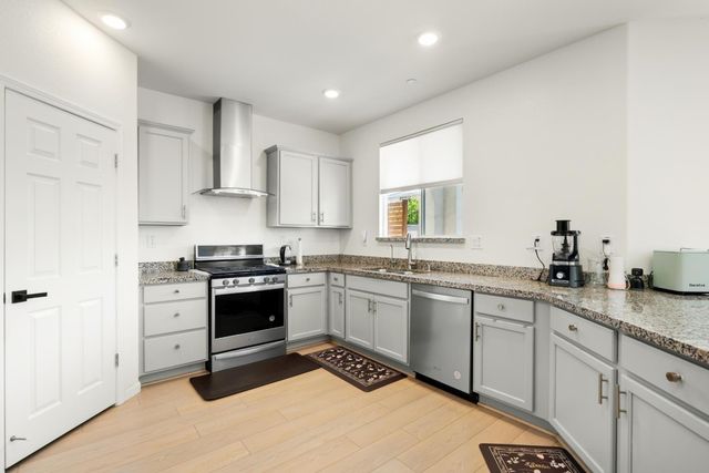 10464 Angsley Dr, Elk Grove, CA 95757