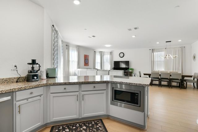 10464 Angsley Dr, Elk Grove, CA 95757