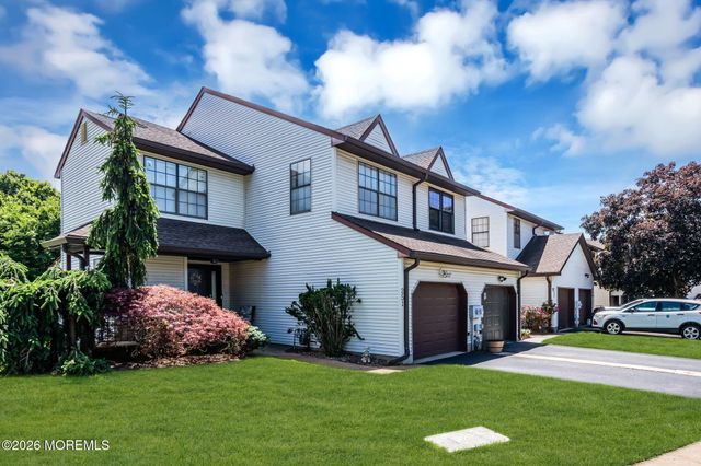 252 Longwood Drive 25-2, Manalapan, NJ 07726