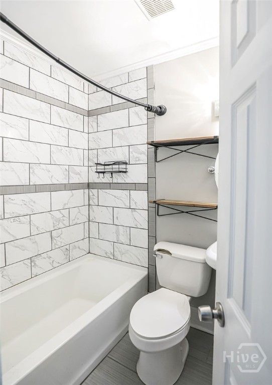 Image 10 of property listing at 26 W 54th Street, Savannah, GA 31405