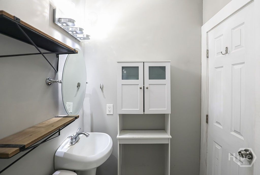 Image 12 of property listing at 26 W 54th Street, Savannah, GA 31405