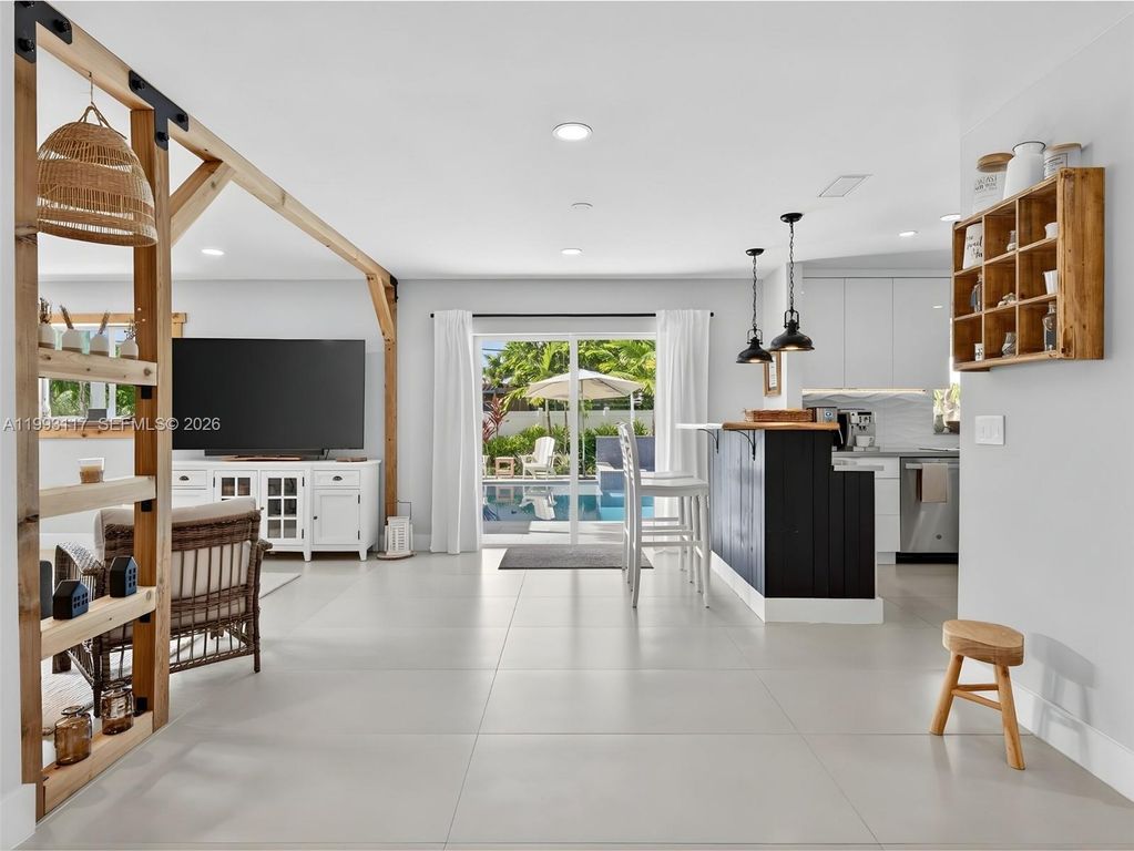 Image 10 of property listing at 426 SE 3rd St, Dania Beach, FL 33004