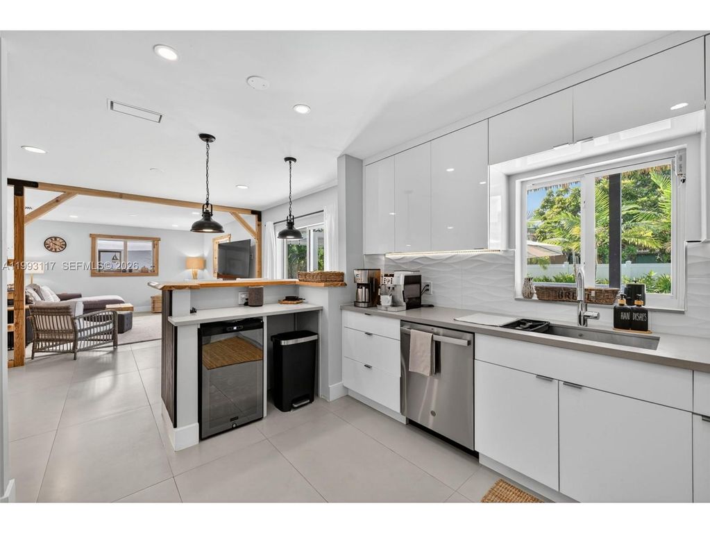 Image 11 of property listing at 426 SE 3rd St, Dania Beach, FL 33004