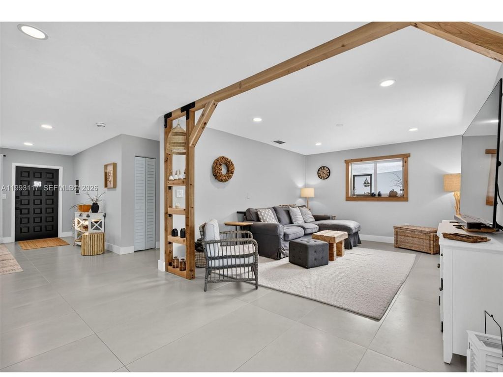 Image 13 of property listing at 426 SE 3rd St, Dania Beach, FL 33004