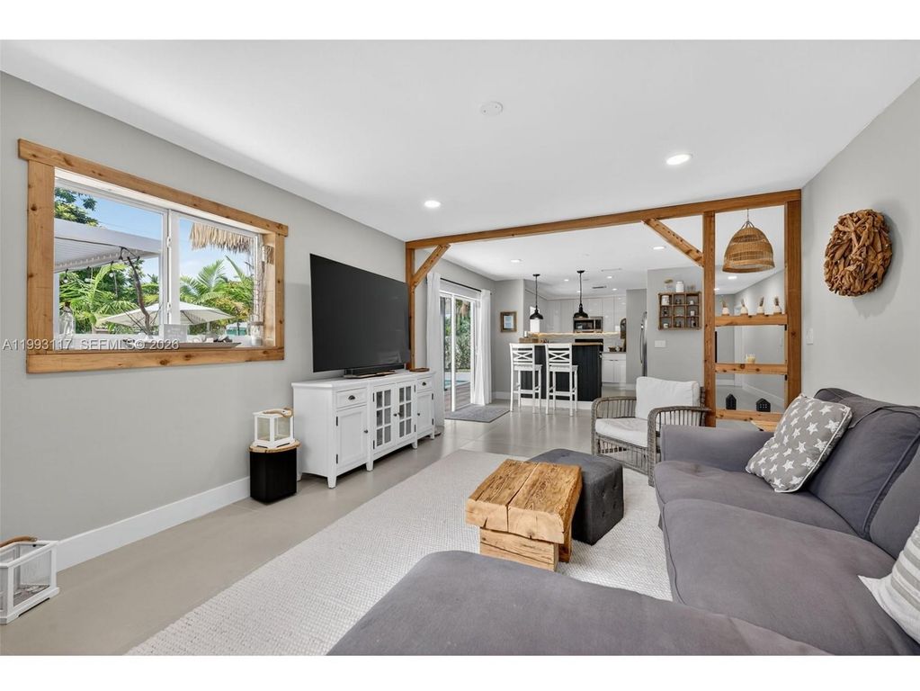 Image 14 of property listing at 426 SE 3rd St, Dania Beach, FL 33004