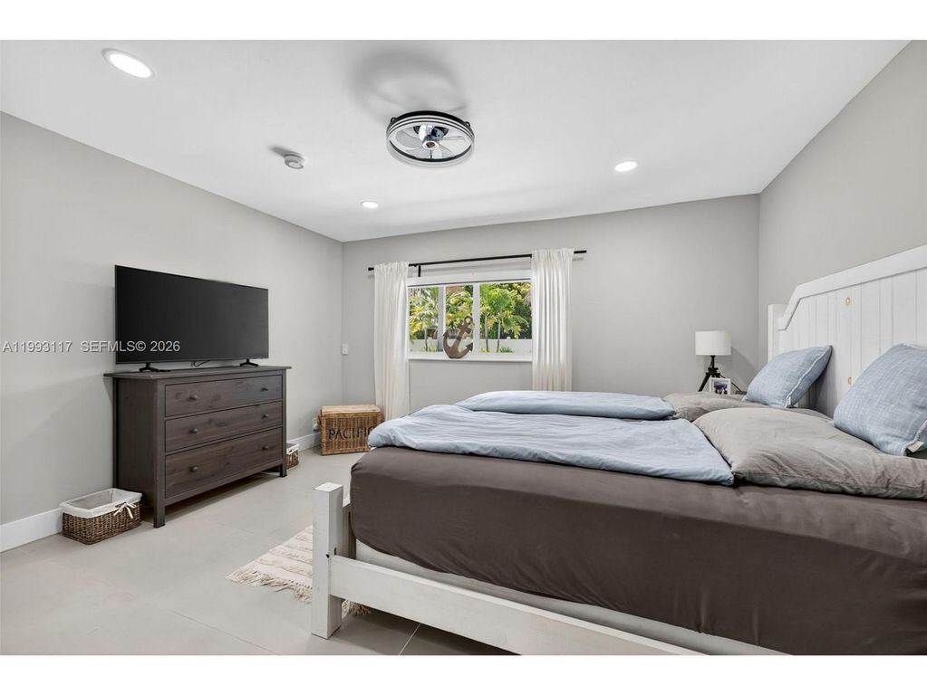 Image 15 of property listing at 426 SE 3rd St, Dania Beach, FL 33004