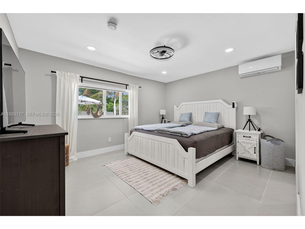 Image 16 of property listing at 426 SE 3rd St, Dania Beach, FL 33004