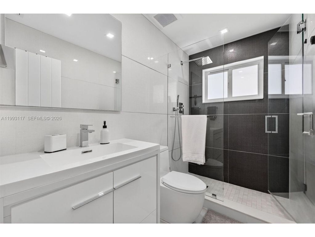 Image 17 of property listing at 426 SE 3rd St, Dania Beach, FL 33004