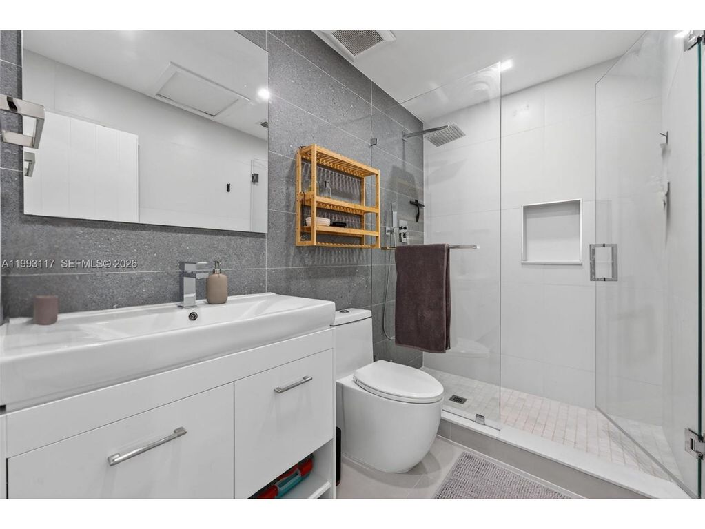 Image 21 of property listing at 426 SE 3rd St, Dania Beach, FL 33004