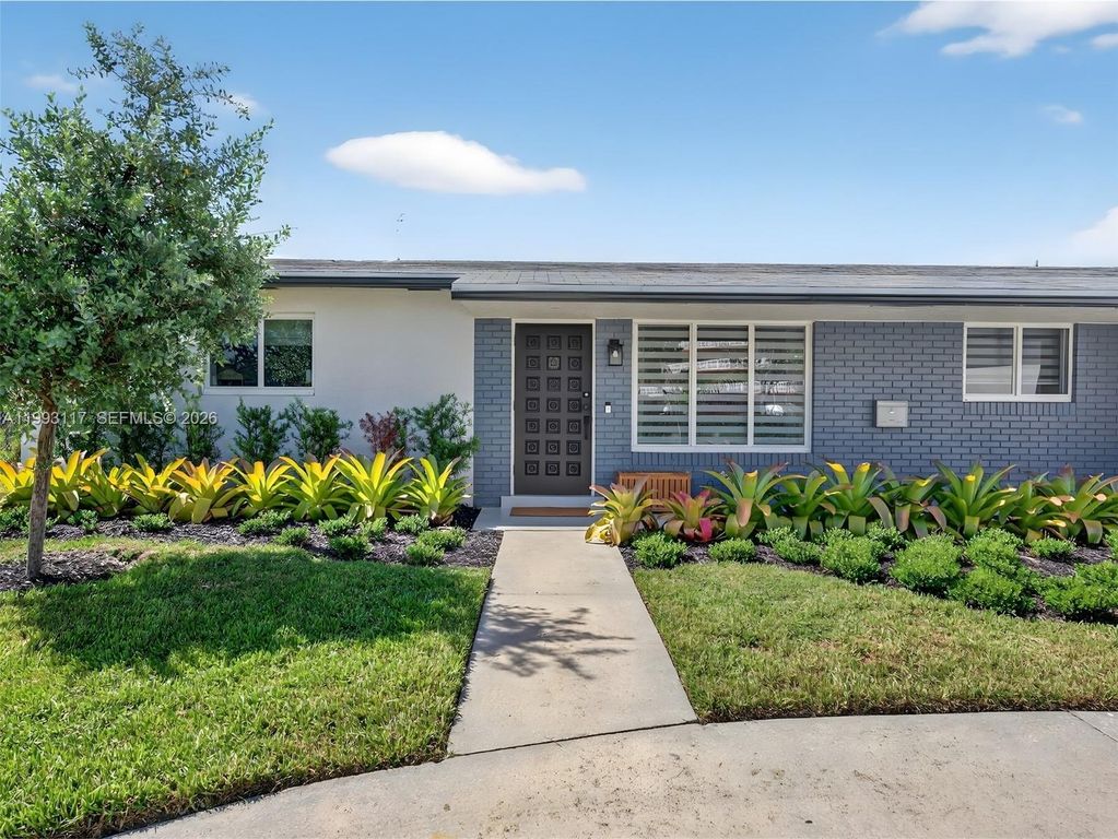 Image 27 of property listing at 426 SE 3rd St, Dania Beach, FL 33004