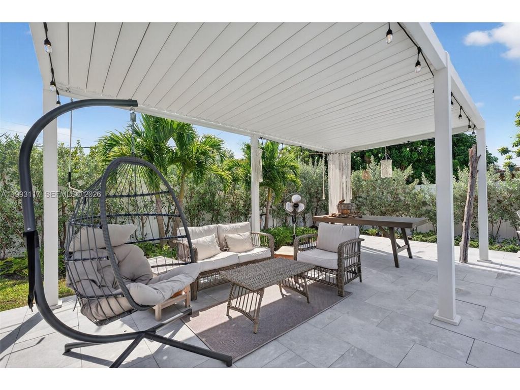 Image 3 of property listing at 426 SE 3rd St, Dania Beach, FL 33004