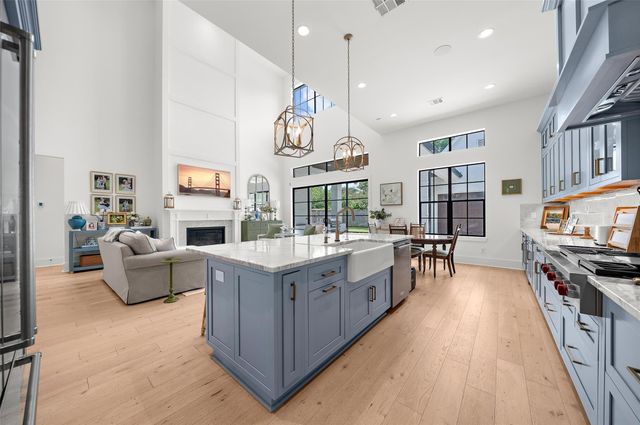215 W 34th Street, Houston, TX 77018