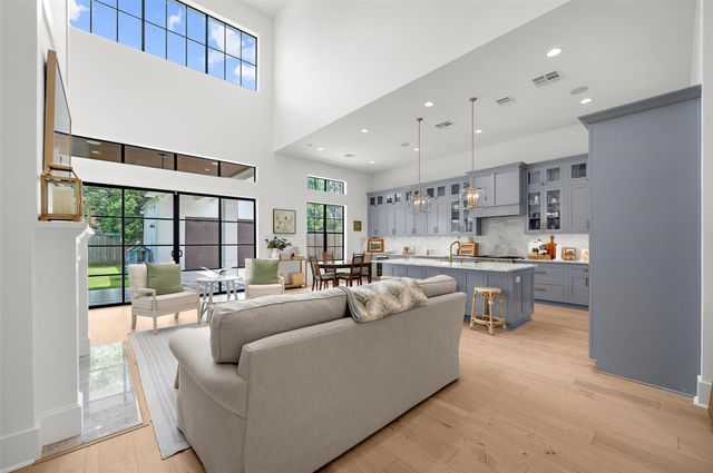 215 W 34th Street, Houston, TX 77018