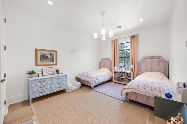 215 W 34th Street, Houston, TX 77018