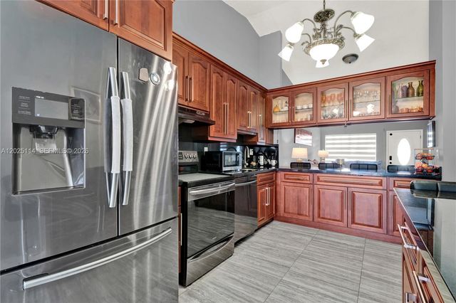 7462 W 29th Way, Hialeah, FL 33018