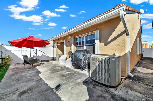 7462 W 29th Way, Hialeah, FL 33018