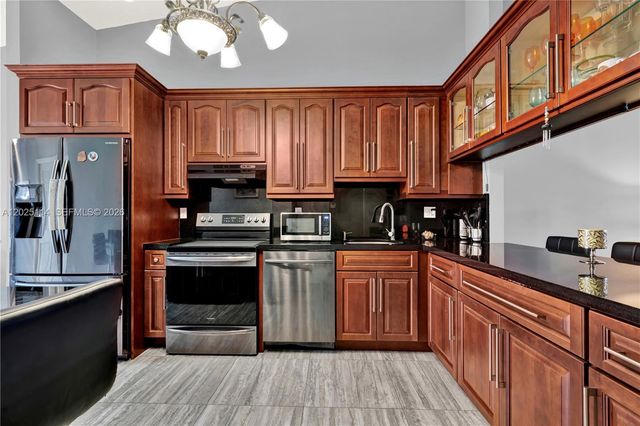 7462 W 29th Way, Hialeah, FL 33018