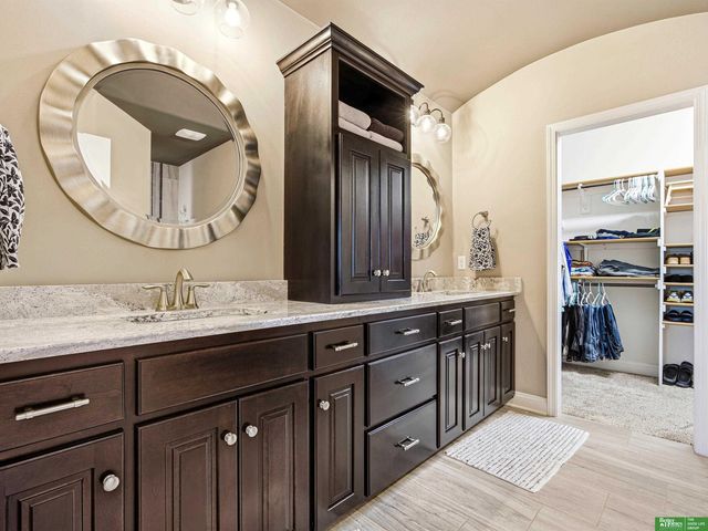 18620 Schofield Drive, Omaha, NE 68136