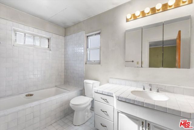 8729 Mcconnell Avenue, Los Angeles, CA 90045