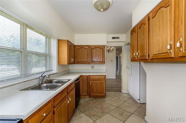 8201 Braddock Drive, University City, MO 63132